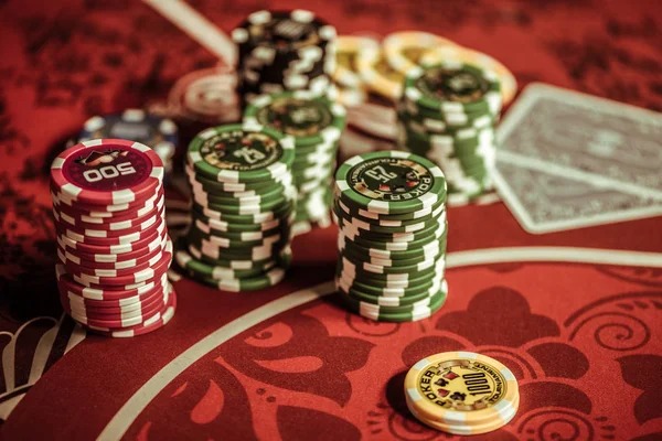 Live Domino QQ table at nusantaratoto with professional dealer and multiple players